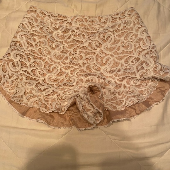 High-waisted embroidered shorts - Picture 1 of 3